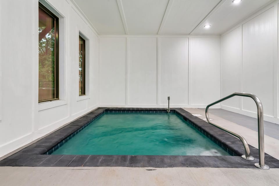 Cozy Retreat Luxurious stay with Pool & Hot Tub House in Sevierville