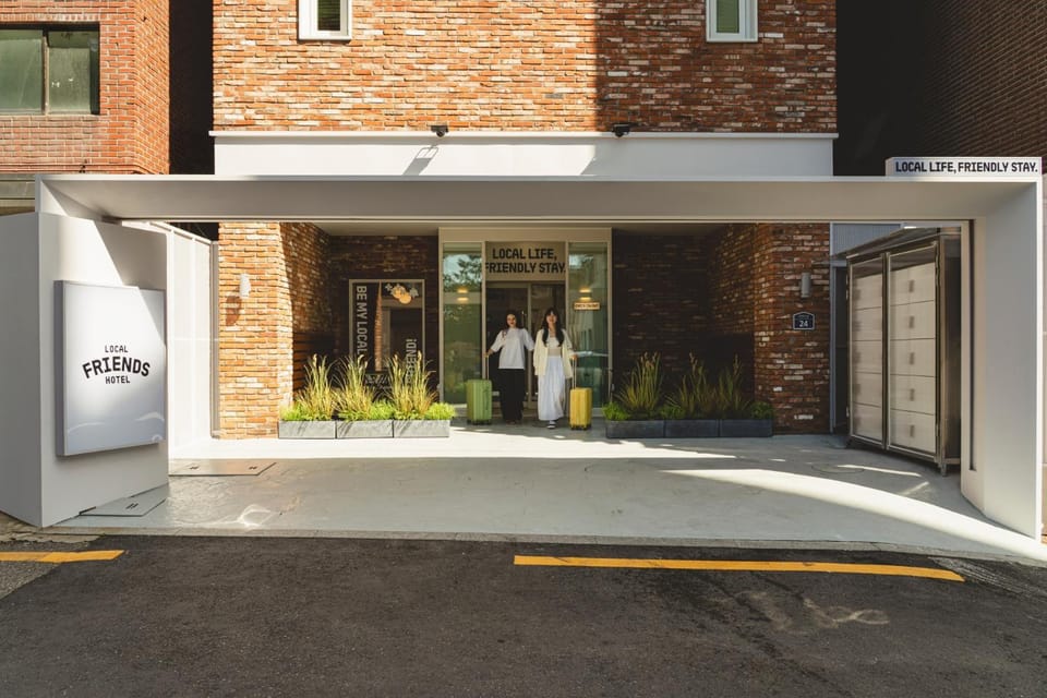 Facade/entrance