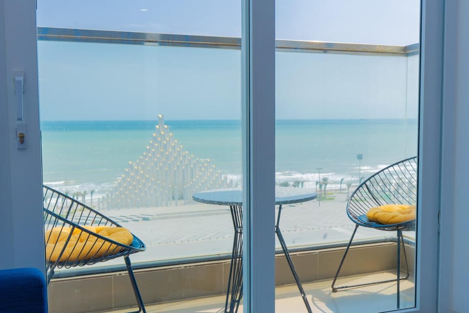 Patio, Day, Natural landscape, View (from property/room), Balcony/Terrace, Living room, Seating area, Beach, Sea view, sunbed