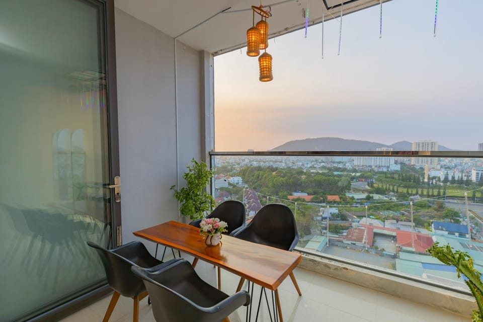 Day, Natural landscape, View (from property/room), Balcony/Terrace, Living room, Seating area, Dining area