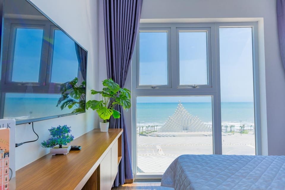 Bed, Natural landscape, TV and multimedia, View (from property/room), Balcony/Terrace, Photo of the whole room, Beach, Bedroom, Sea view