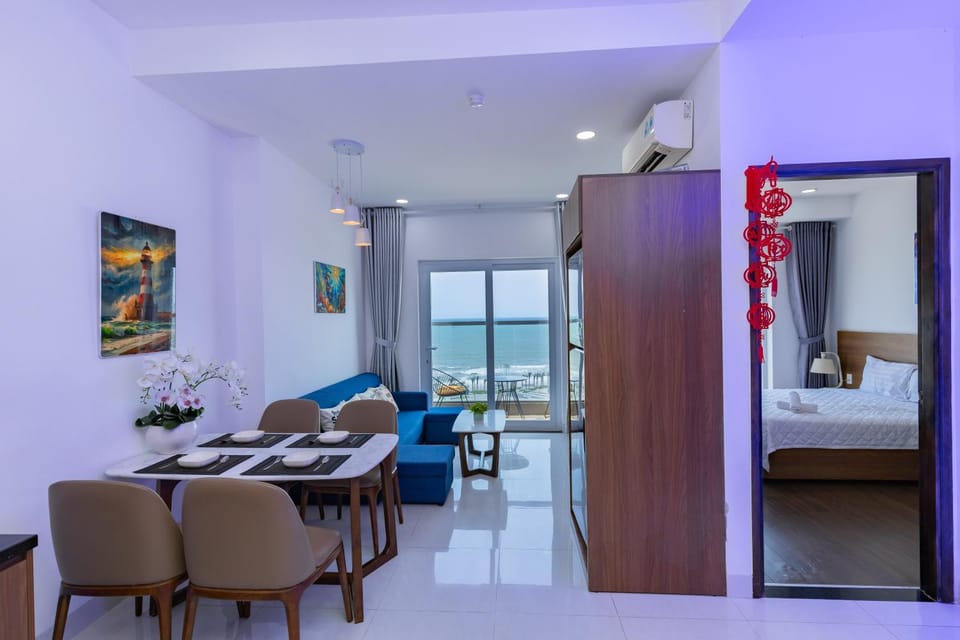 Bed, TV and multimedia, Living room, Photo of the whole room, Seating area, Bedroom, wardrobe
