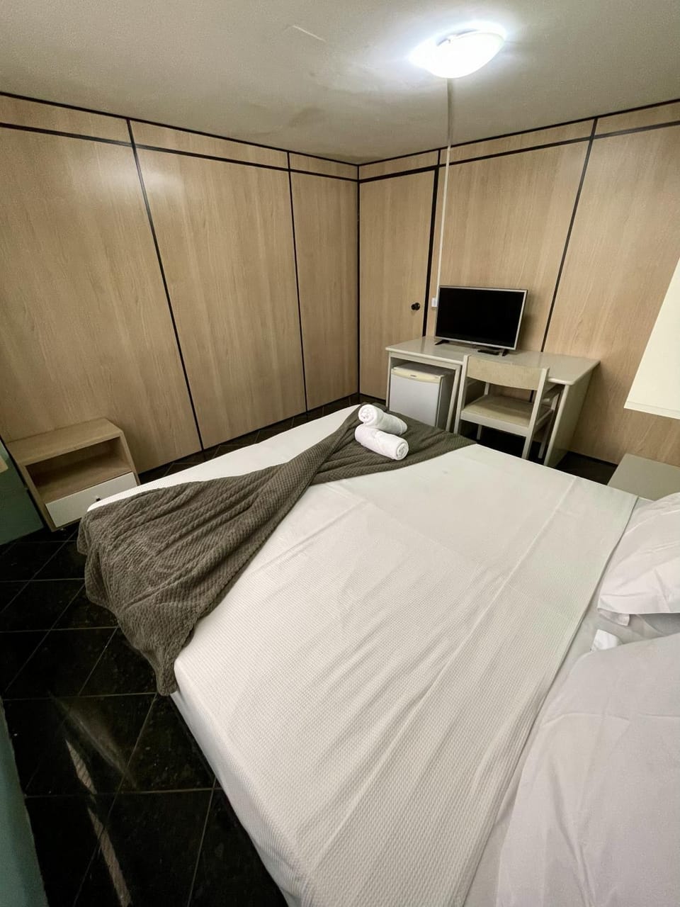 Bed, TV and multimedia, Photo of the whole room, Bedroom