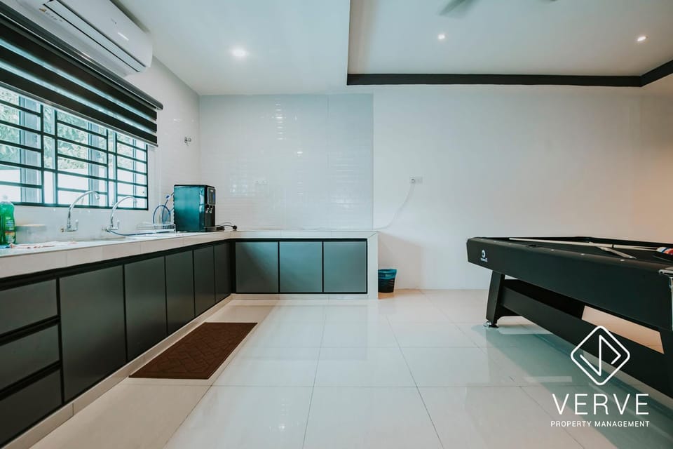 Ipoh Lazy Private Club House 4B3B by Verve 14 pax House in Ipoh