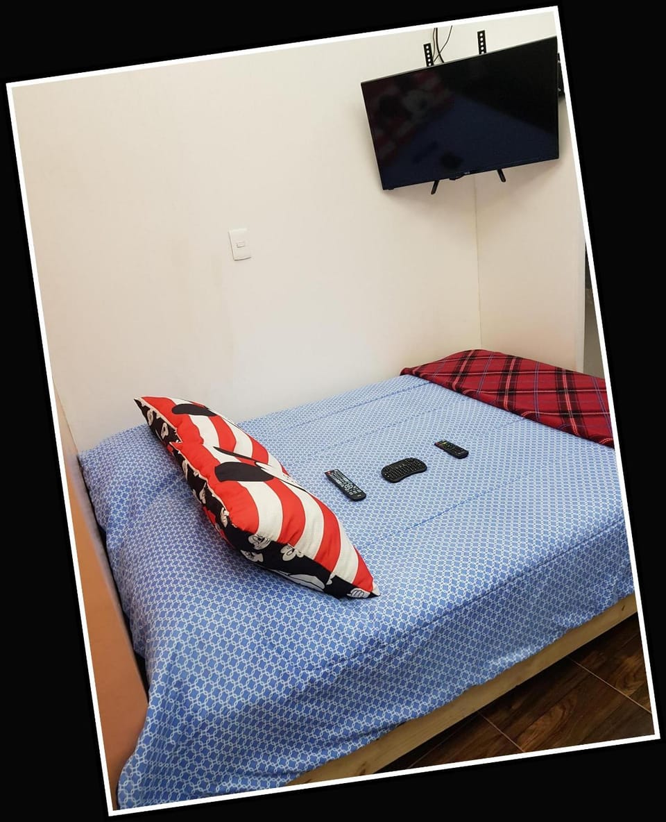 Bed, TV and multimedia, Bedroom