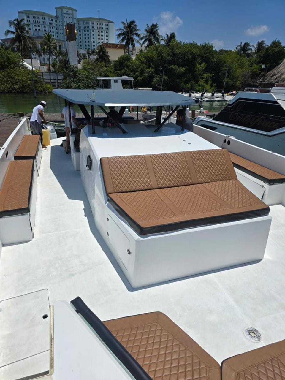 Barco privado de lujo para tu familia y amigos en Cancun-isla mujeres Docked boat in Cancun