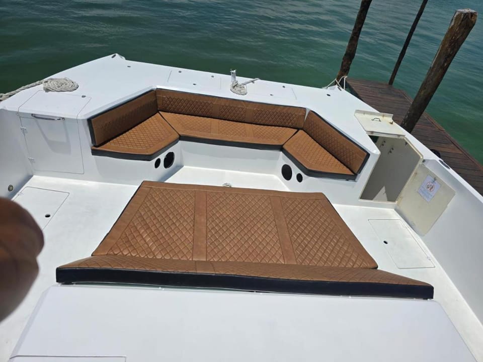 Barco privado de lujo para tu familia y amigos en Cancun-isla mujeres Docked boat in Cancun