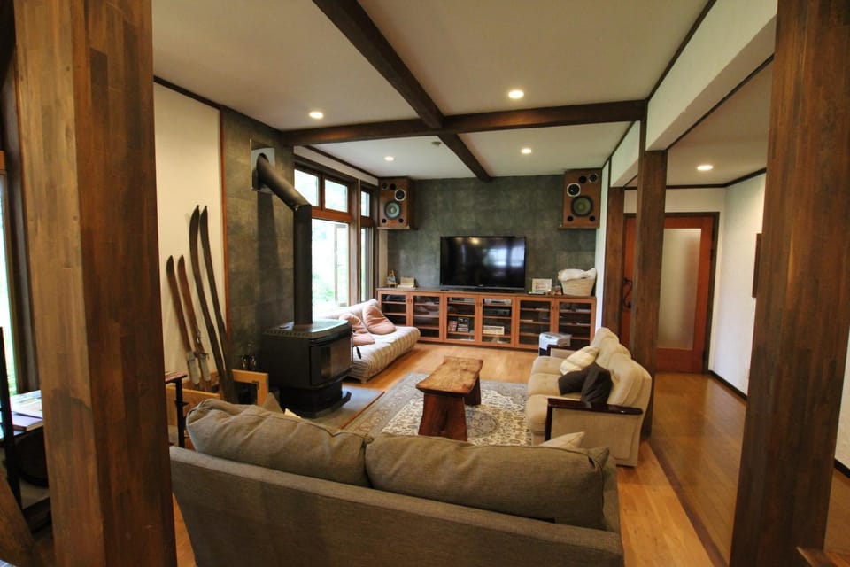 TV and multimedia, Living room, Seating area, Evening entertainment