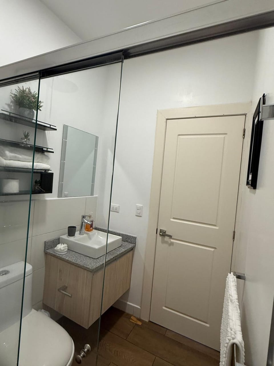 Luxury Suite at Cumbaya Park Apartment in Quito