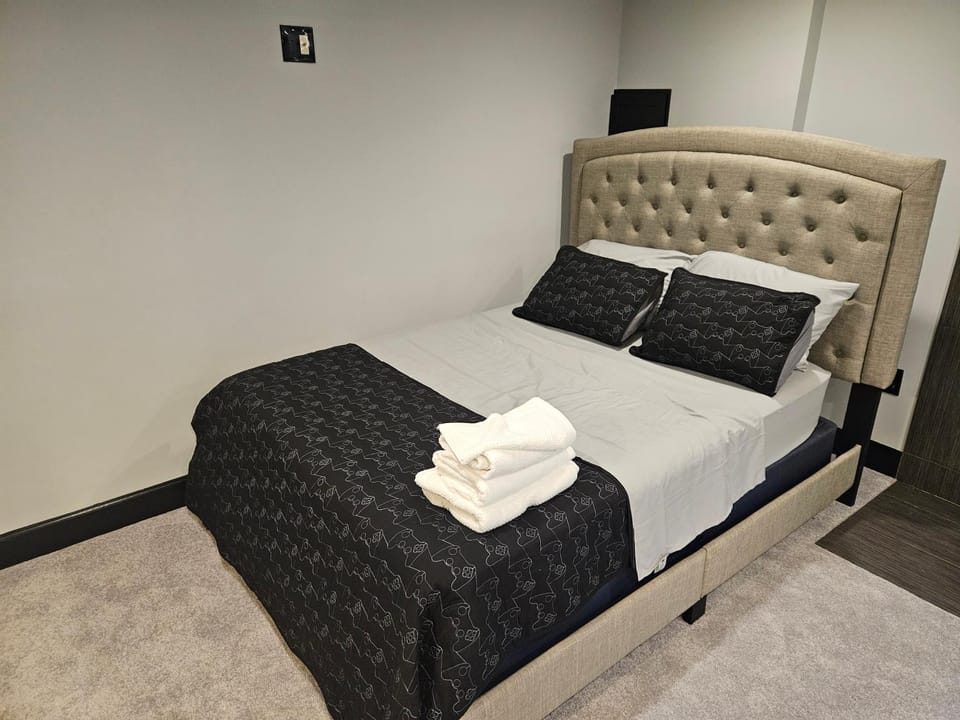 Bedroom, towels