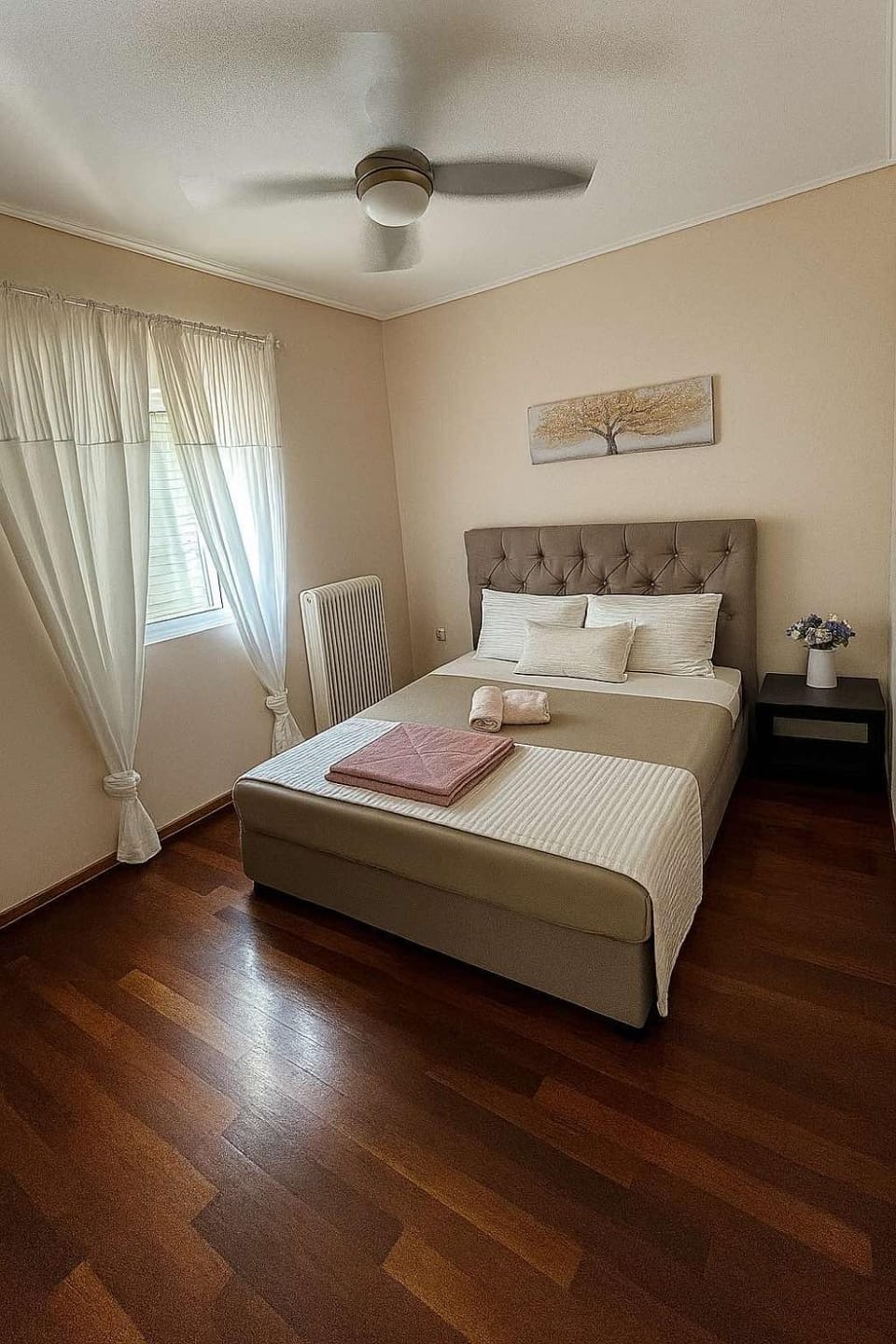 Bed, Bedroom, towels