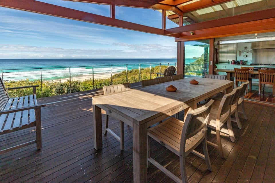Heron House - Beachfront Blueys Beach House in Newman Avenue