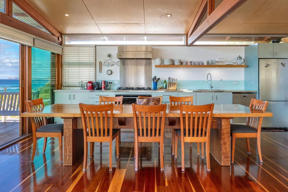 Heron House - Beachfront Blueys Beach House in Newman Avenue