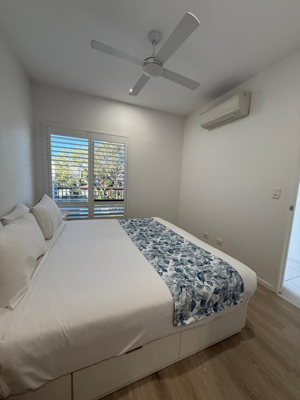 Bed, Photo of the whole room, Bedroom, air conditioner