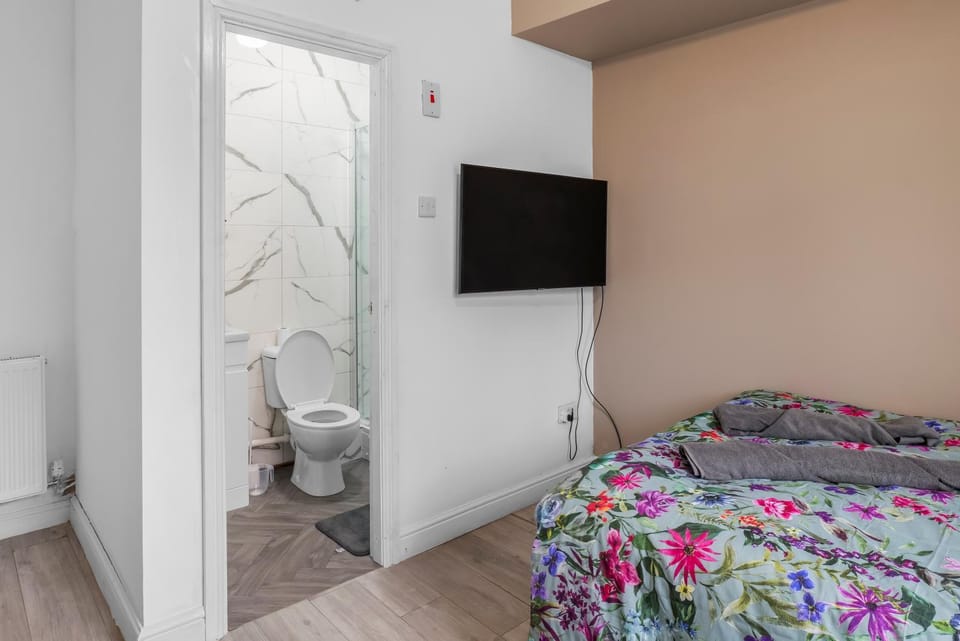 Unique 3 Bedrooms, 3 Ensuite, FREE WiFi, Private Parking House in Bury