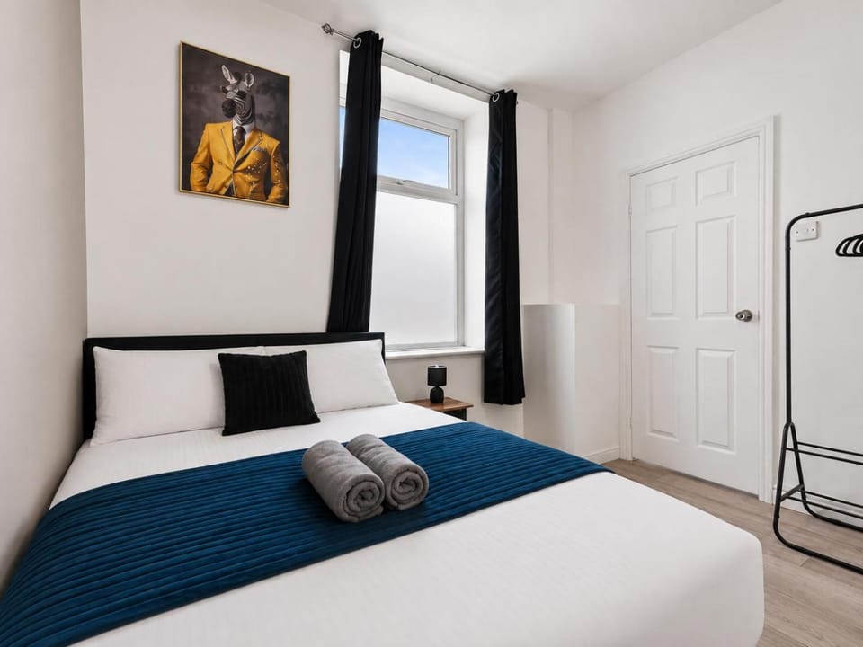 Unique 3 Bedrooms, 3 Ensuite, FREE WiFi, Private Parking House in Bury