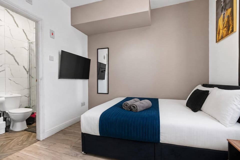 Unique 3 Bedrooms, 3 Ensuite, FREE WiFi, Private Parking House in Bury