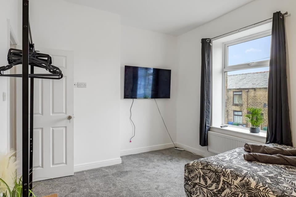 Unique 3 Bedrooms, 3 Ensuite, FREE WiFi, Private Parking House in Bury