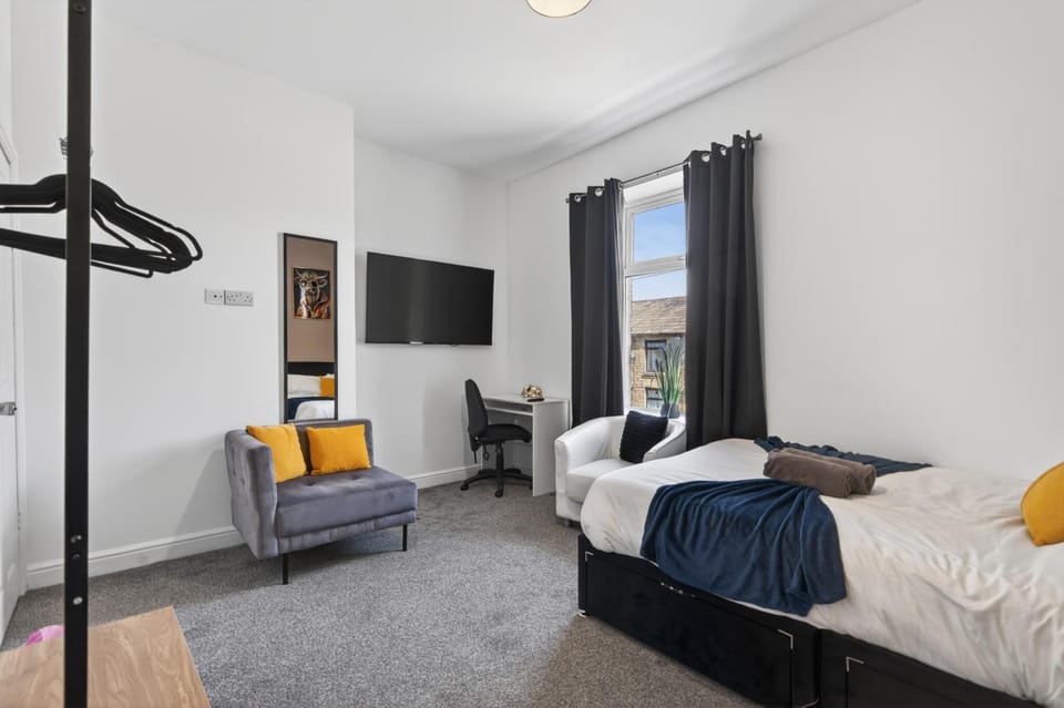 Bed, TV and multimedia, Photo of the whole room, Bedroom