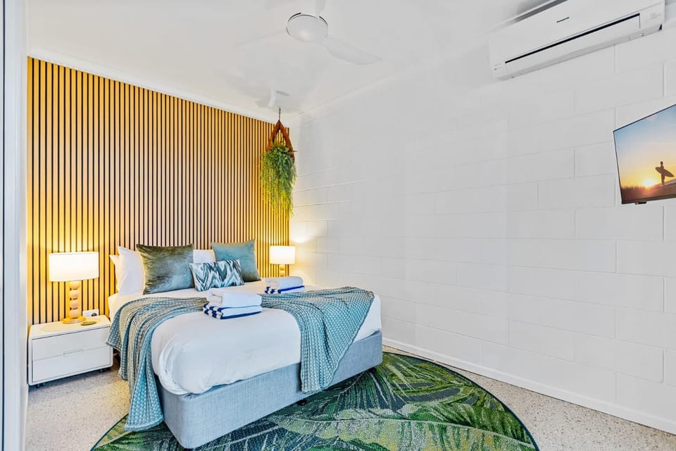 Photo of the whole room, Bedroom, air conditioner