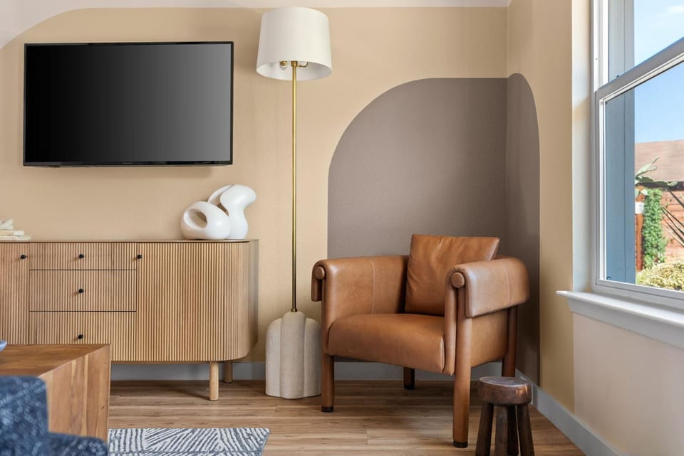 Communal lounge/ TV room, TV and multimedia, Living room, Seating area, Evening entertainment