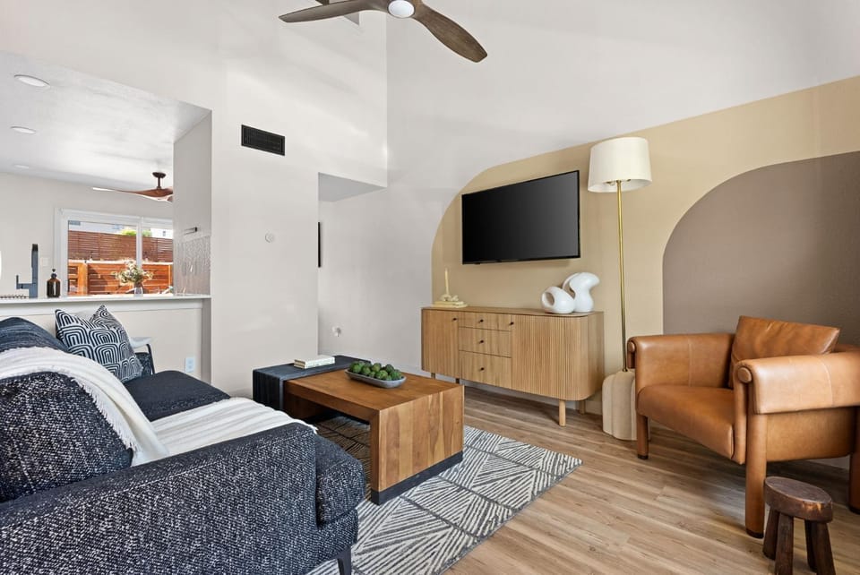 Communal lounge/ TV room, TV and multimedia, Living room, Seating area, Evening entertainment