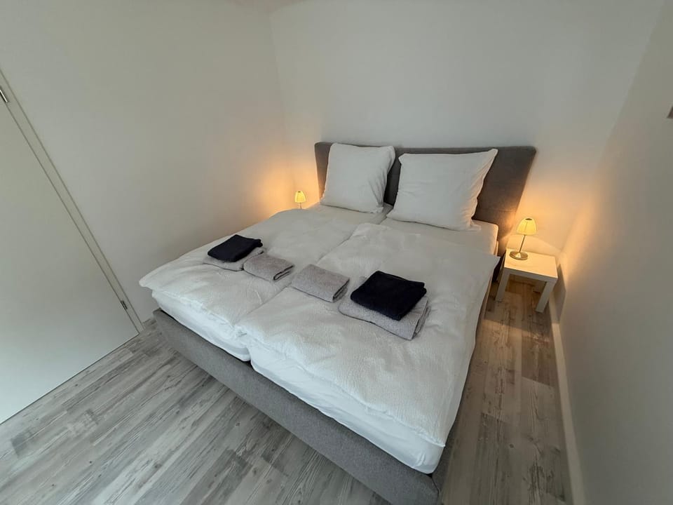 Bed, Photo of the whole room, Bedroom, towels