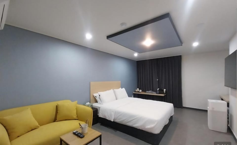 Bed, Living room, Photo of the whole room, Bedroom
