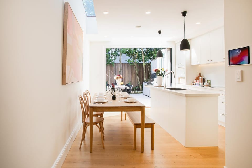 Kitchen or kitchenette, Dining area