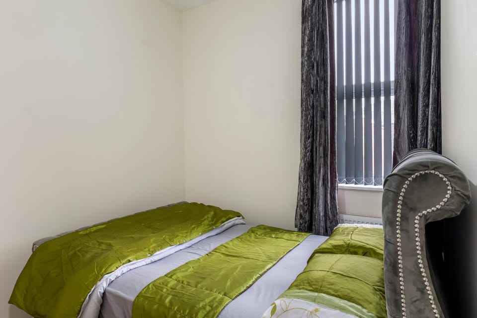 Relax in Comfort 3BR Home for 6 with Full Kitchen, Lounge, Large Bath House in Bury