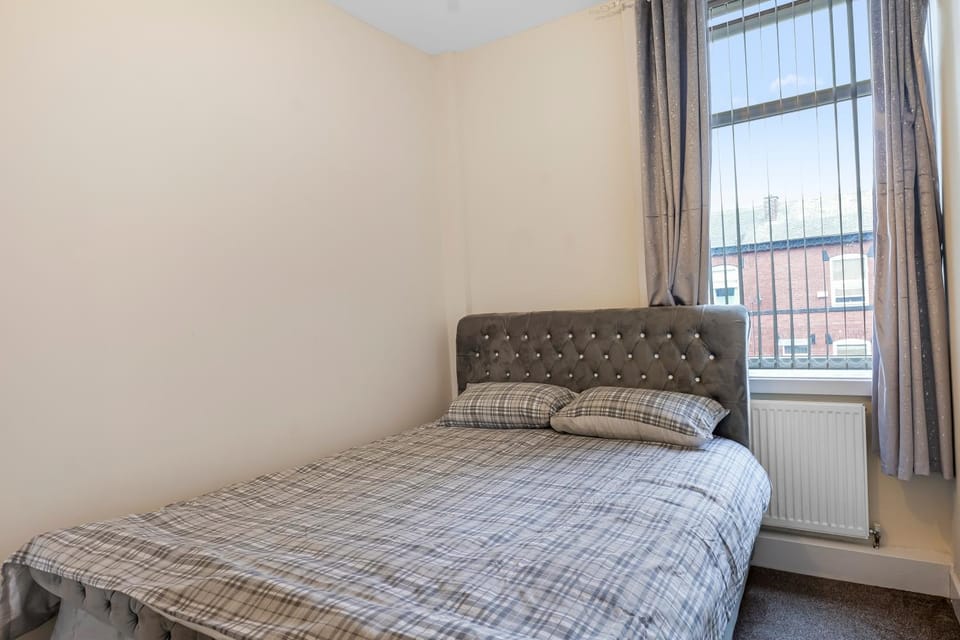 Relax in Comfort 3BR Home for 6 with Full Kitchen, Lounge, Large Bath House in Bury