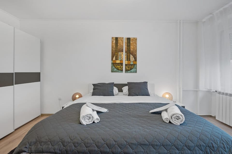 Bed, Photo of the whole room, Bedroom, towels, wardrobe