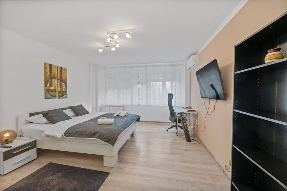 Property building, Bed, TV and multimedia, Photo of the whole room, Seating area, Bedroom
