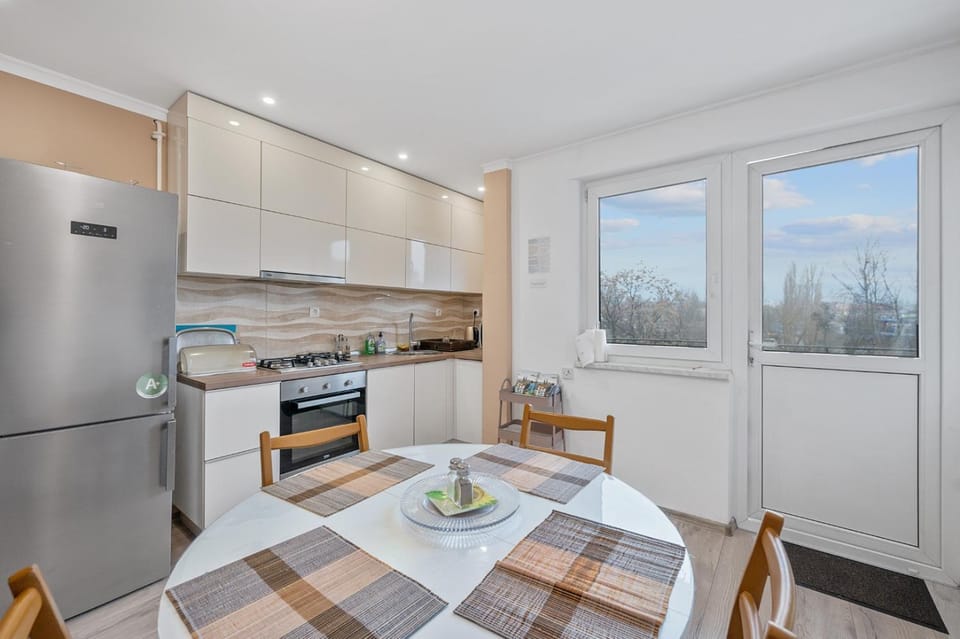 Kitchen or kitchenette, Food and drinks, Dining area, dishwasher, oven, stove, toaster