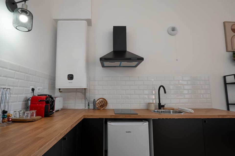 Coffee/tea facilities, Kitchen or kitchenette, stove