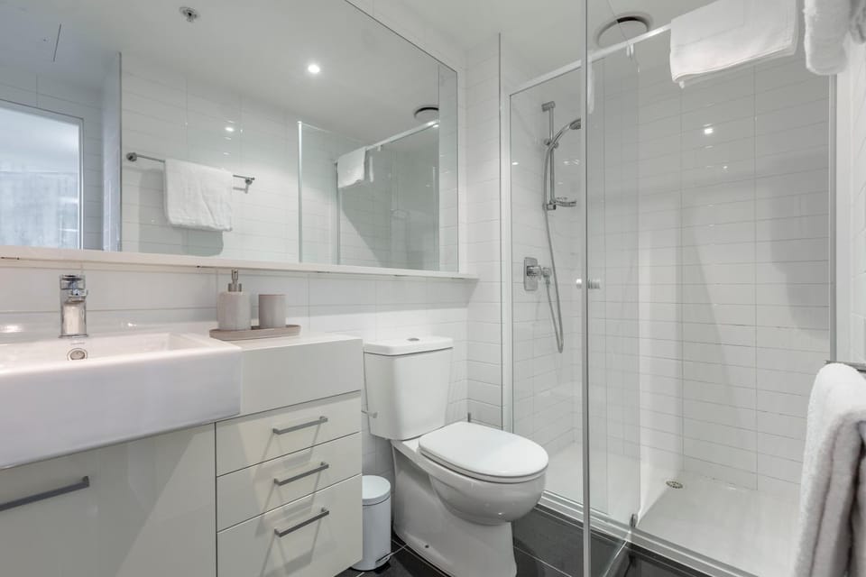 Central 2 Bedroom Apartment with Pool, Gym & Parking Apartment in Southbank