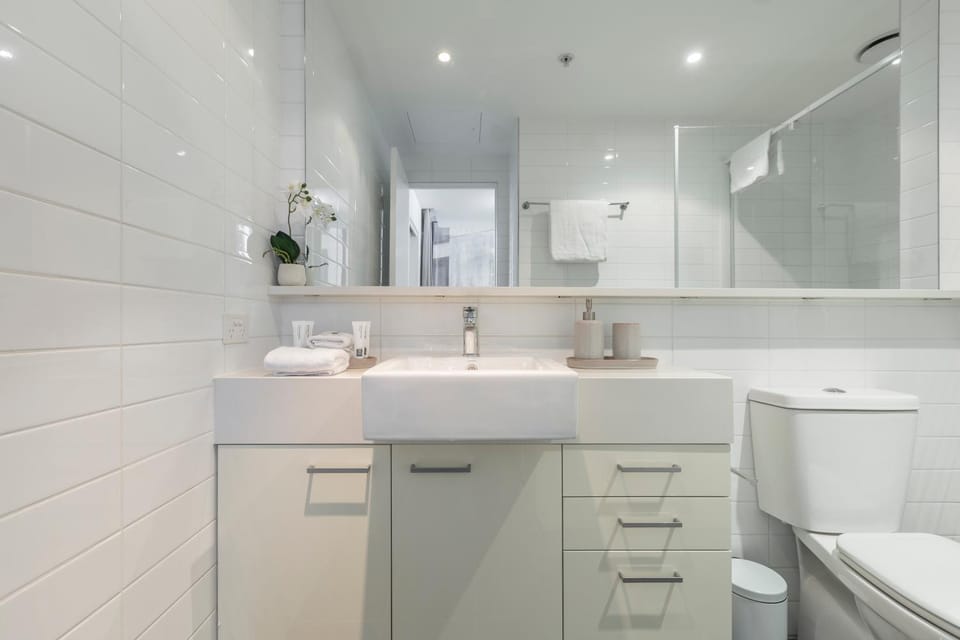 Central 2 Bedroom Apartment with Pool, Gym & Parking Apartment in Southbank