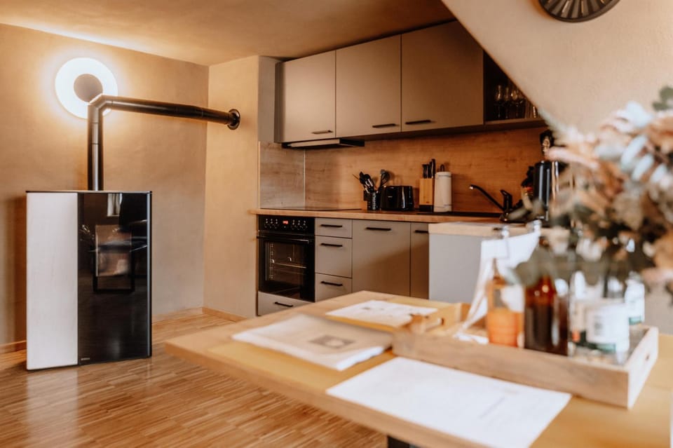 Coffee/tea facilities, Kitchen or kitchenette, Dining area, oven, stove, toaster