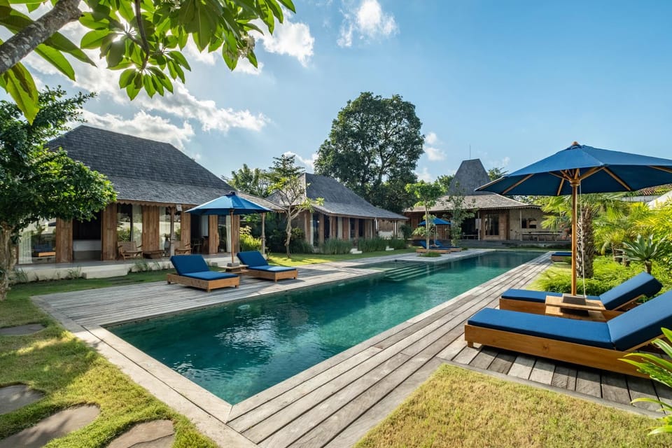 Property building, Patio, Day, Garden, Garden view, Pool view, Swimming pool, sunbed