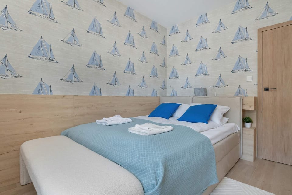 Bed, Photo of the whole room, Bedroom, towels, wardrobe
