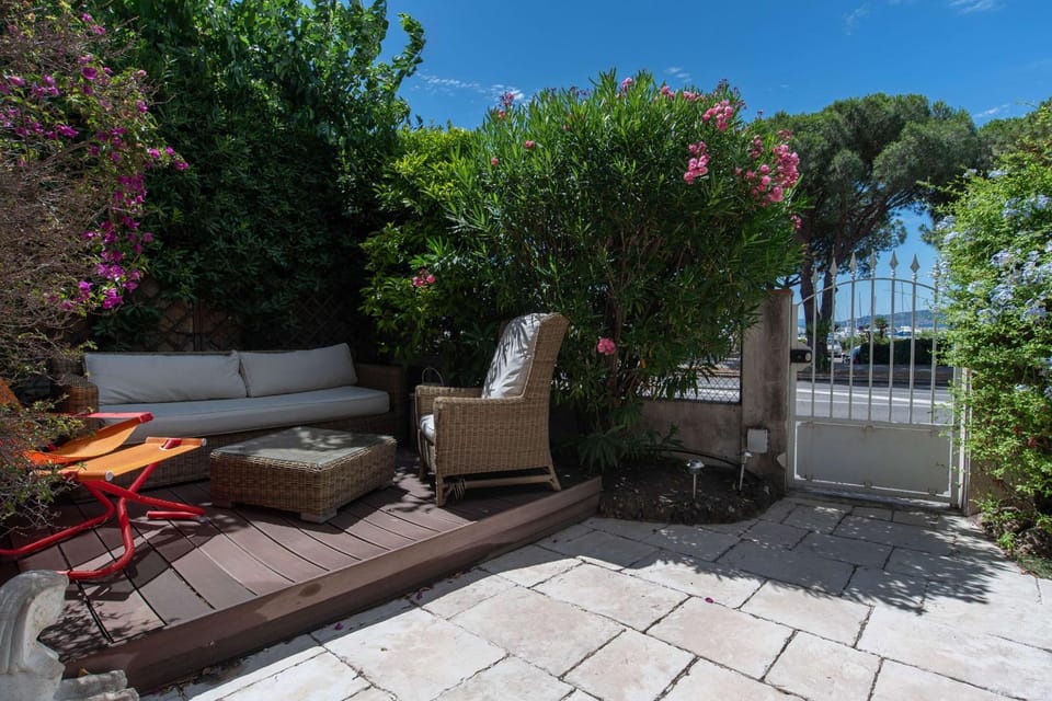 Large house with garden near the sea House in Saint-Raphael