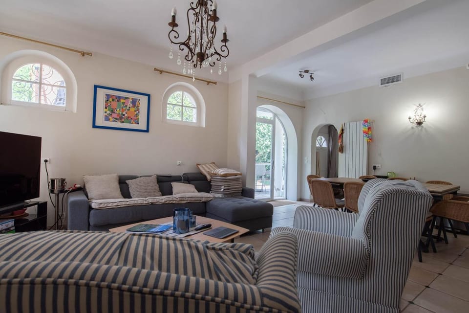 Large house with garden near the sea House in Saint-Raphael