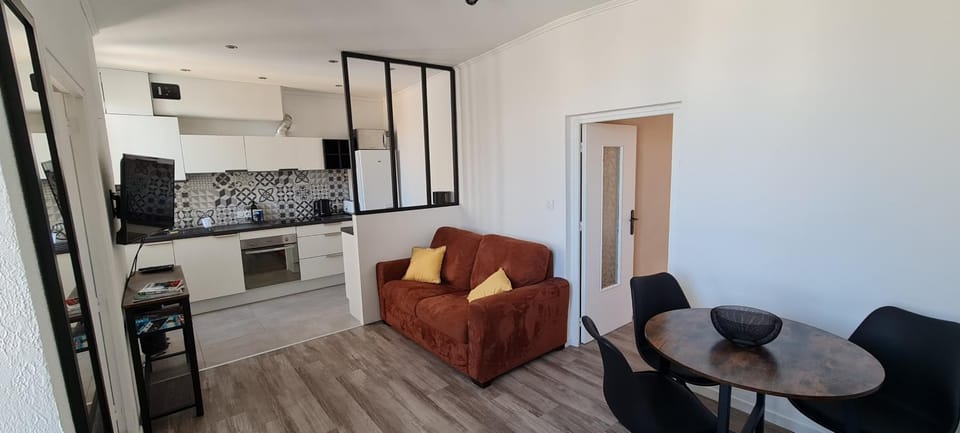 Kitchen or kitchenette, Seating area, Dining area
