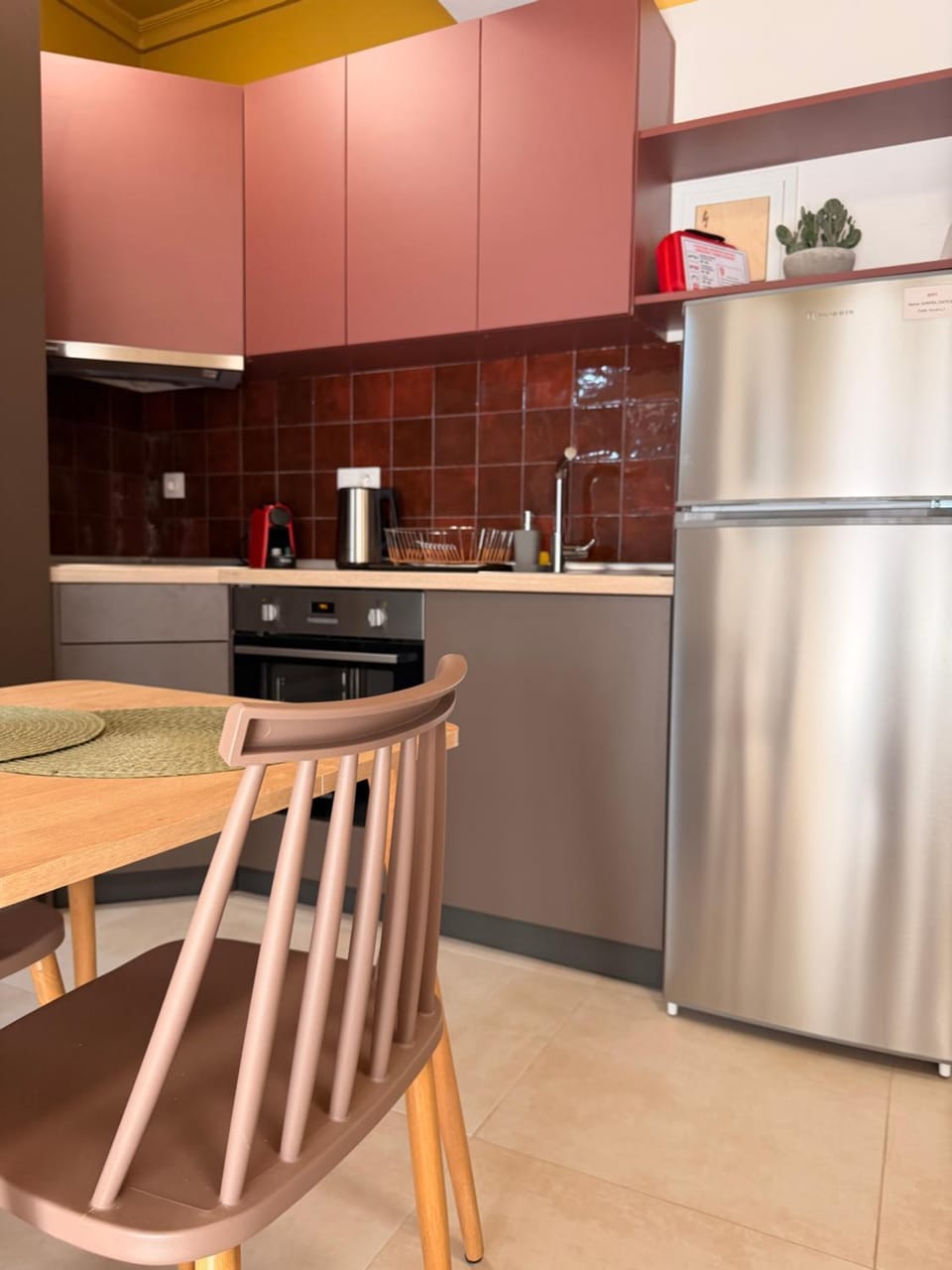Coffee/tea facilities, Kitchen or kitchenette, Dining area, oven, stove