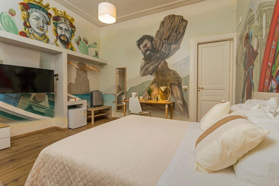 Bed, TV and multimedia, Decorative detail, Bedroom