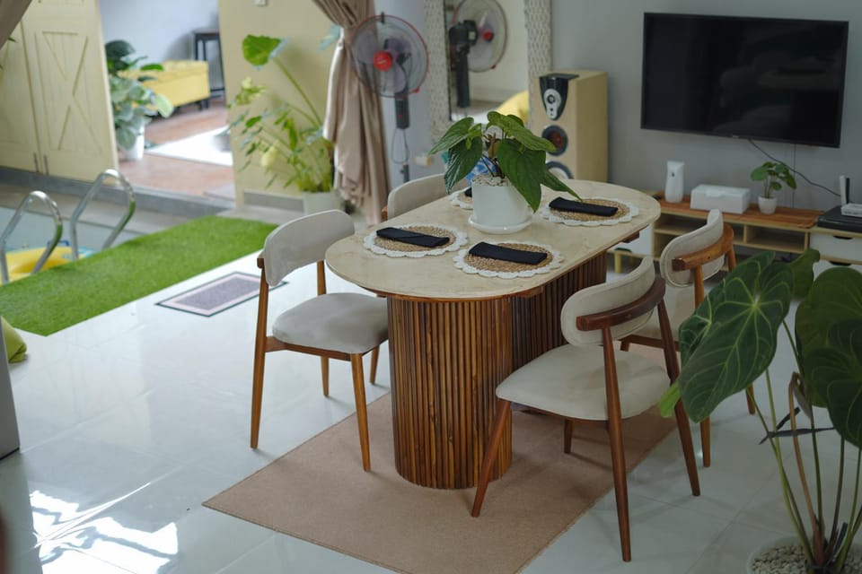 TV and multimedia, Living room, Seating area, Evening entertainment