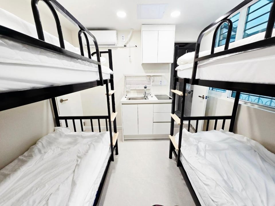 Bed, Kitchen or kitchenette, Bedroom