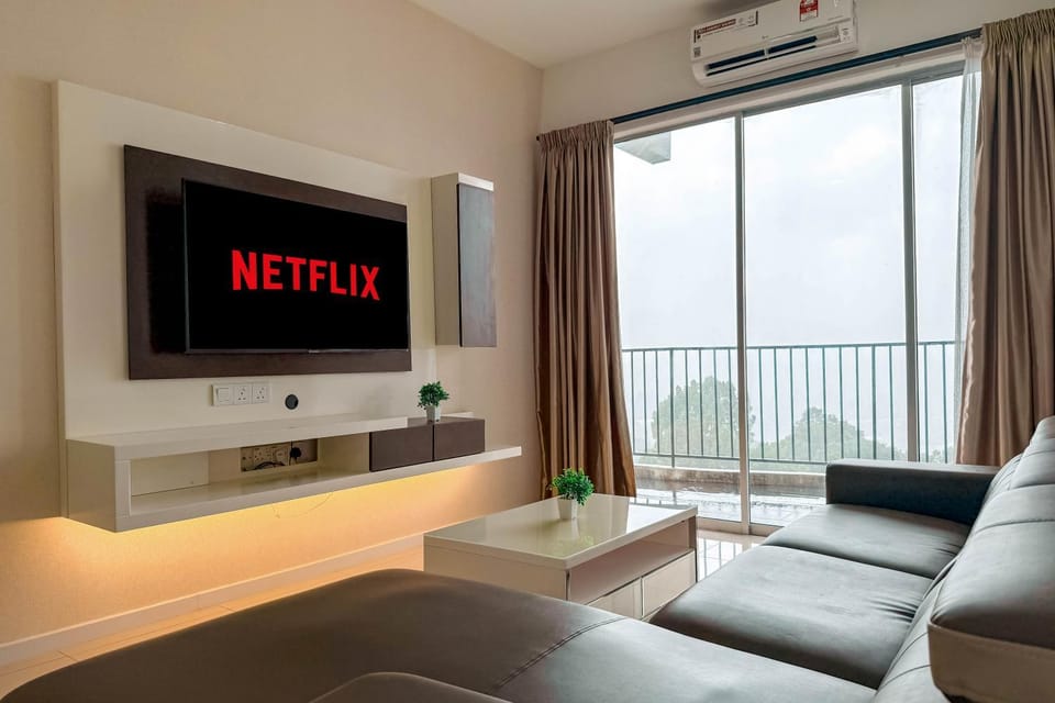 Communal lounge/ TV room, TV and multimedia, Balcony/Terrace, Living room, Seating area, Evening entertainment, Sunrise, Sunset, air conditioner