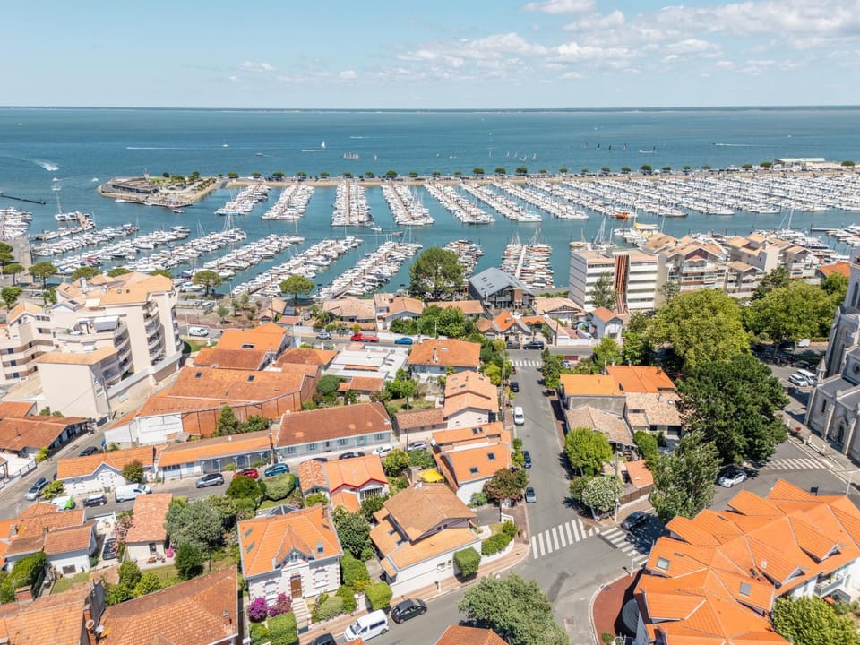 Neighbourhood, City view, Street view, Location