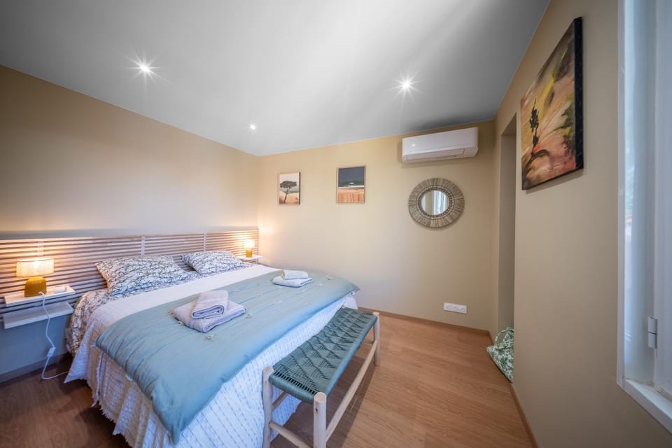 Bed, Bedroom, air conditioner